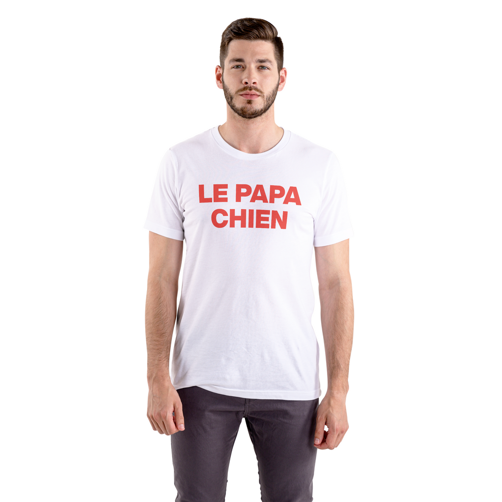 Man wearing a white t-shirt with red text 'LE PAPA CHIEN' on a white background